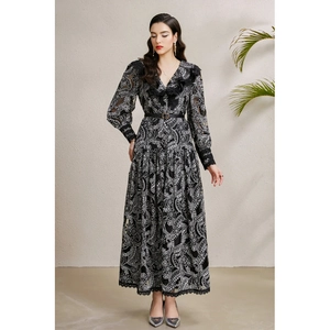 Robe longue élégante à col en V, imprimé baroque noir et blanc et détails en dentelle