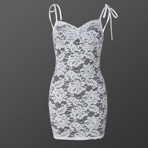 Détails de la dentelle blanche et des bretelles à nouer sur une robe mini moulante