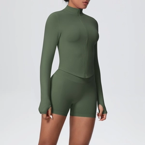 Ensemble de yoga vert olive en maille côtelée avec veste zippée à passe-pouces et short taille haute