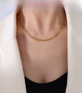 Detail of 3.4mm wide 18k gold plated stainless steel O-chain necklace on model