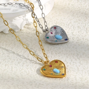 Collier cœur rétro plaqué or 18K avec opale bleue et gemmes sur une chaîne trombone