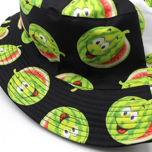 Cappello da pescatore double-face con stampa di anguria carina su tessuto nero opaco