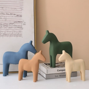 Figurines de cheval scandinaves en bleu, orange, vert et beige avec une finition mate