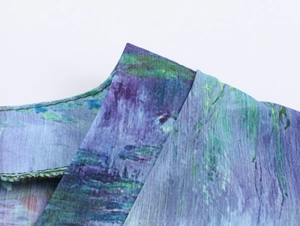 Detailaufnahme des Ausschnitts vom Damen Chiffon Oberteil mit Ölgemälde Blumenmuster