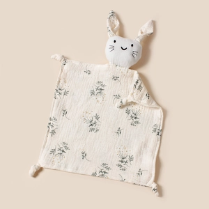 Détail du doudou pour bébé avec tête de lapin et motif floral vert en mousseline
