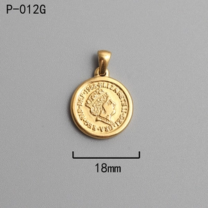 Macro del ciondolo moneta romana in titanio placcato oro 18 carats con rilievo e 18mm