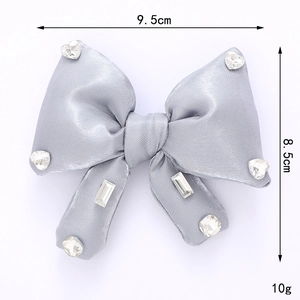 Sparkling grey satin bow accessory with rhinestones and size dimensions in 9.5x8.5cm