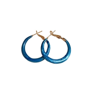 Blue twisted hoop earrings with golden clasp for a minimalist summer fashion look