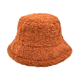 Détail d'un chapeau bob en polaire caramel montrant la texture douce et les matériaux