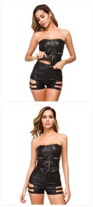Dettaglio del set in ecopelle nera con top corto e pantaloncini con ritagli laterali