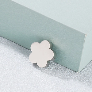 Pendentif fleur en acier inoxydable argenté sur une boîte cadeau bleu clair