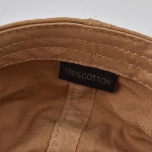 Détail de l'étiquette 100 % coton et du bandeau de transpiration de la casquette