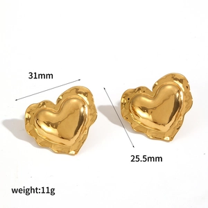 Vue détaillée des boucles d'oreilles cœur en acier doré 18k avec dimensions de 31mm