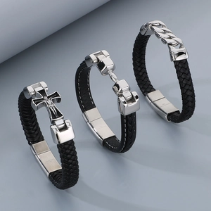 Lot de trois bracelets en cuir tressé noir avec tête de mort et croix en acier inoxydable