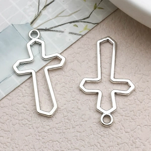 Vue détaillée de pendentifs croix ajourés en argent antique pour création de bijoux
