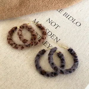 Boucles d'oreilles créoles rétro léopard en fausse fourrure marron et gris pour l'automne