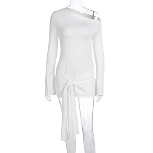 Détail de la robe courte blanche à épaule dénudée avec nœud à la taille et plis drapés