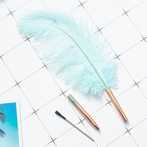 Stylo plume en plume d'autruche bleu clair avec corps en métal et recharge de rechange bureau