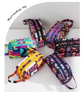 Vue détaillée de six trousses de maquillage à motifs avec double fermeture éclair et poignée