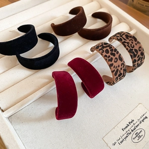 Boucles d'oreilles créoles floquées en forme de C, coloris noir, marron, bordeaux et léopard