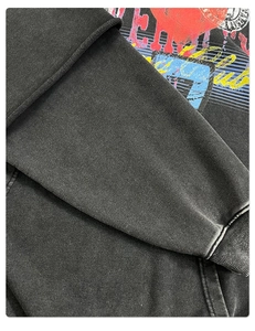 Nahaufnahme von 430g schwerem Baumwoll-Hoodie-Stoff mit Textur und Club-Print-Details