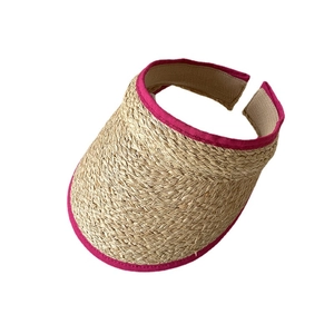 Visière en paille de raphia naturel tressé à la main avec bordure en tissu magenta chic