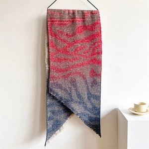 Détail de l'écharpe imprimé zèbre en dégradé rouge et bleu avec des franges