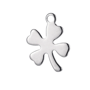 Pendentif trèfle à quatre feuilles en acier inoxydable poli avec anneau sur fond blanc