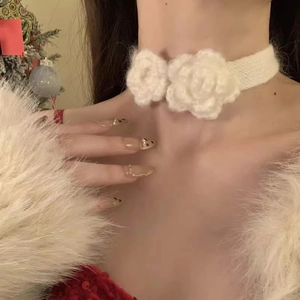 Eleganter weißer gestrickter Rosen-Choker-Halskette für Damen mit festlichem Winter-Look