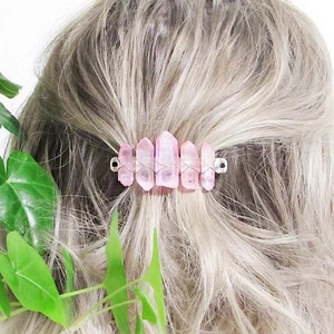 Fermaglio per capelli con cristallo naturale rosa e filo metallico avvolto