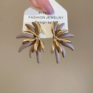 Detailed close-up of 18k gold-plated 3D flower earrings with S925 silver needle
