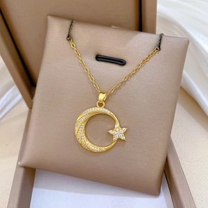 Collier pendentif lune et étoile doré avec zircones dans un coffret cadeau beige