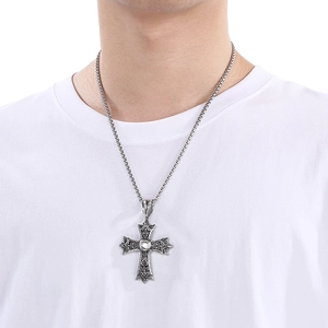 Collier croix punk gothique en acier inoxydable avec cristal blanc porté par un modèle