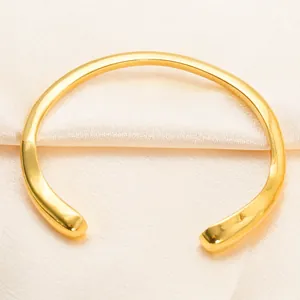 Bracciale rigido aperto irregolare con placcatura in oro 18K lucido da donna