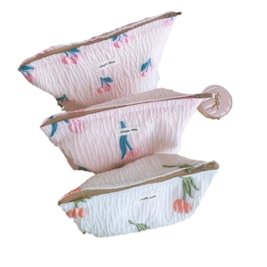 Lot de trois trousses à maquillage en coton à fleurs avec imprimés de cerises
