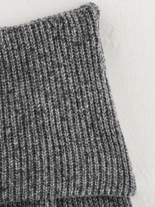 Dettaglio ravvicinato del tessuto a maglia a coste grigio con texture e trama fine