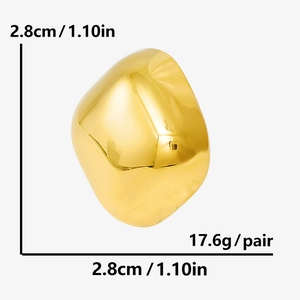 Detailed view of square gold earrings with size 2.8cm and 17.6g weight specifications