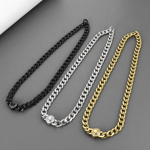 Trois chaînes cubaines de 9,5 mm en or, argent et noir avec fermoir serti de diamants