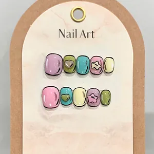 Detail von 3D-Comic-Stil Press-on-Nägeln mit Pastellfarben und Herz-Stern-Anhängern