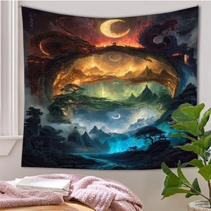 Gemütliche Leseecke mit großem Wandteppich mit Drachenmotiv und Mondlandschaft an der Wand