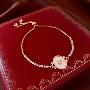 Bracelet à fleurs en zircon doré avec pendentif étoile sur une boîte à bijoux rouge