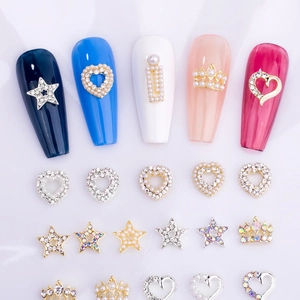 Détail de breloques en forme de cœur 3D et strass étoiles pour décoration d'ongles DIY