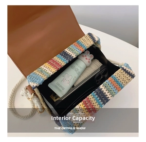 Dettaglio dell'interno della borsa a tracolla intrecciata multicolore e della capienza