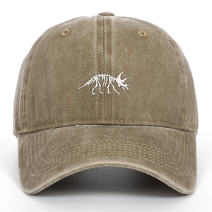 Detail der Triceratops-Skelett-Stickerei auf einer Vintage-Baumwoll-Baseballkappe