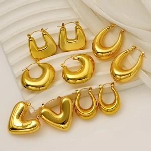 Set di orecchini in acciaio dorato lucido con design a cuore, a U e a goccia