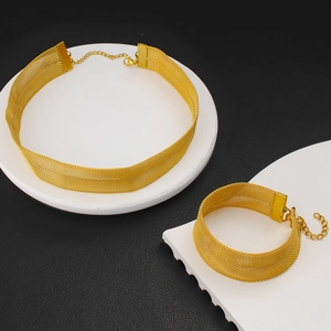 Détails d'un ensemble choker et bracelet en maille plaqué or 18 carats sur socles