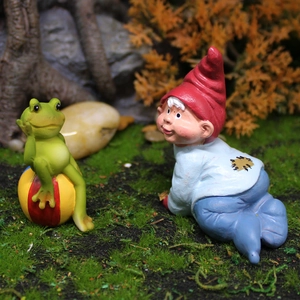 Garden gnome and frog resin figurine set on moss for outdoor Christmas landscape decoration