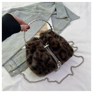Detail der Leoparden-Kunstpelltasche mit silbernem Rundgriff und Metall-Kettenriemen