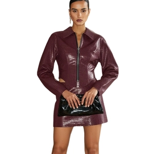 Damen-Set aus bordeauxfarbenem Kunstleder mit Kroko-Prägung, Jacke und Minirock