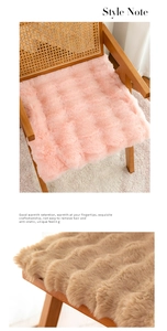 Dettaglio dei cuscini per sedia in peluche ecologica con trama a onde rosa e marrone
